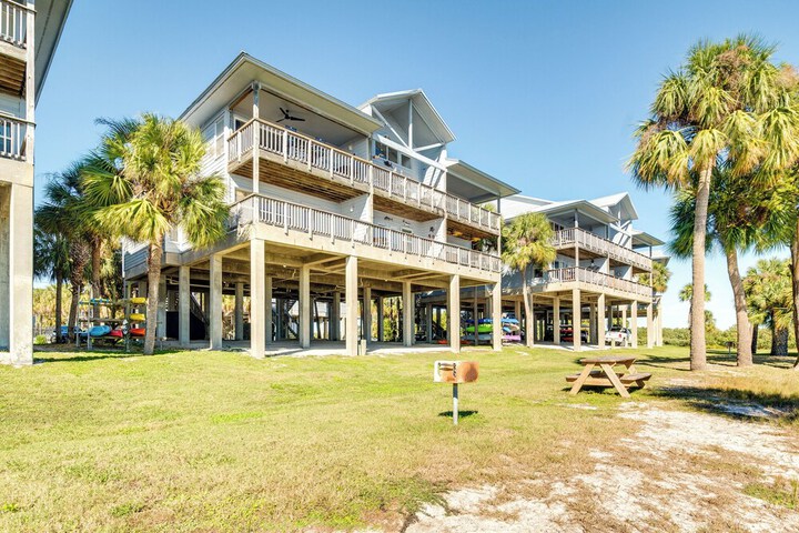 Cedar Key Condo w / Balcony & Gulf Views!
