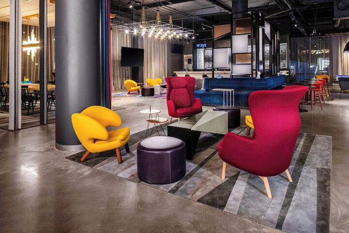 Lounge 10 of 16
