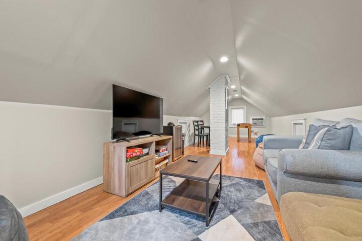 2-Story Stay with Game Lounge & Free Parking Spots - 5 mins to NYC Train