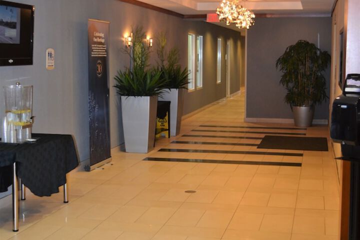Ballroom/Hall 25 of 27