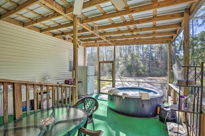 Keaton Beach Escape w / Hot Tub 2 Mi to Shore