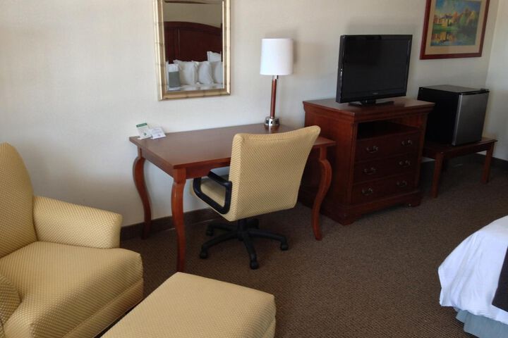 Holiday Hill Inn & Suites
