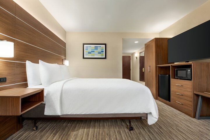 Holiday Inn Express & Suites Philadelphia - Mt. Laurel by IHG