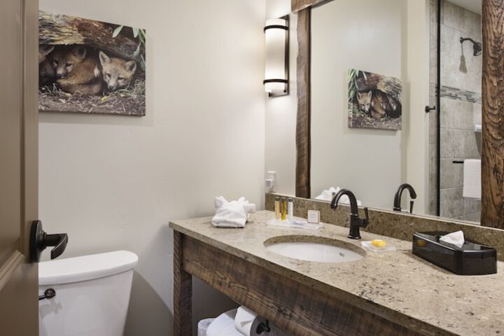 Glacier International Lodge