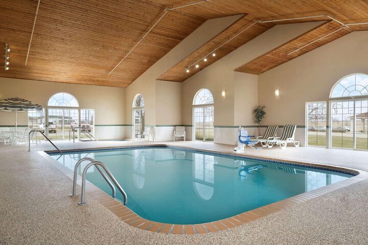 Country Inn & Suites by Radisson Grinnell, IA