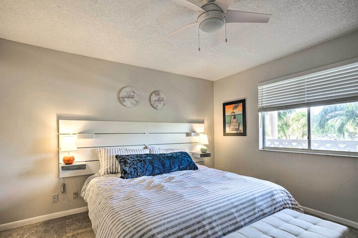 Jupiter Bay Condo w / Pool Half Mile to Beach!