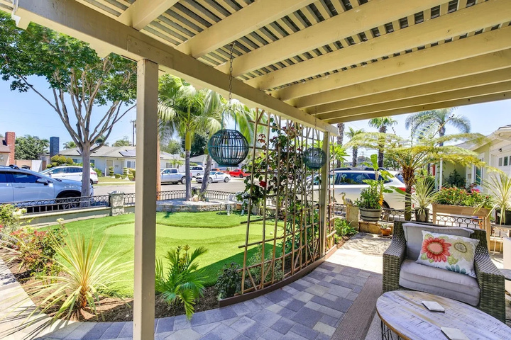 Westminster Escape Near Beaches & Shopping!