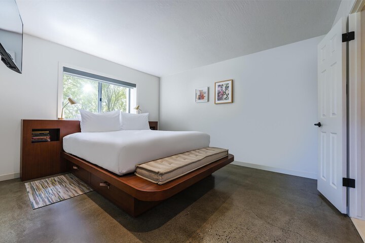 Flamingo Resort & Spa Santa Rosa Sonoma Tapestry by Hilton