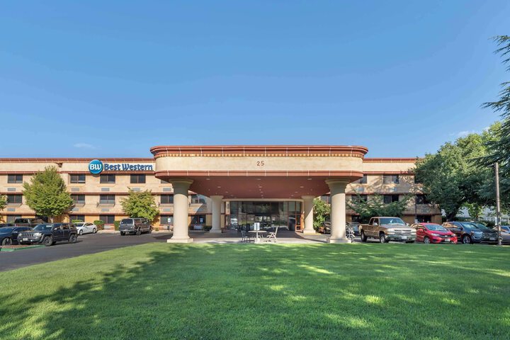 Hotel Exterior 36 of 36