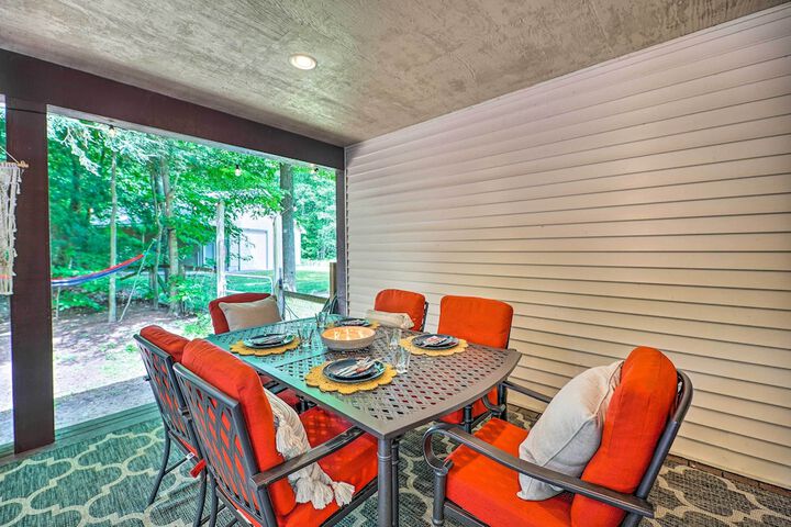 Cozy Whitehall Hideaway w / Hot Tub + Chiminea!