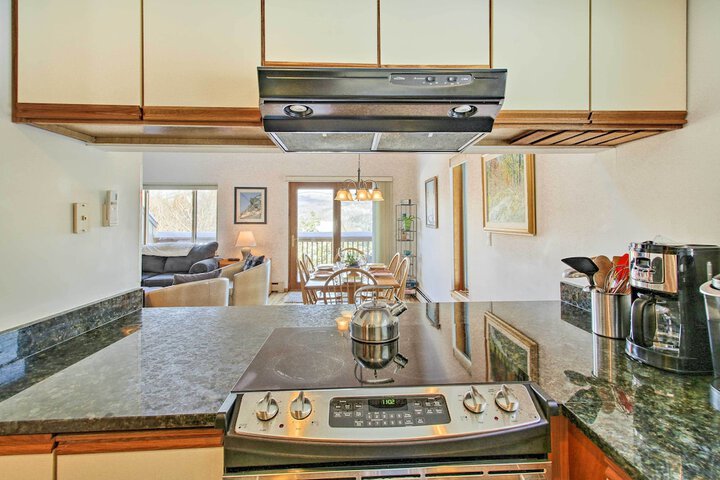 3 Mi to Attitash Resort: Condo w / Mtn Views!