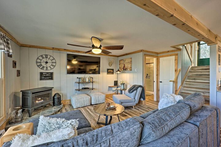 1 Mi to Skiing: Beech Mountain Condo w / Fireplace!