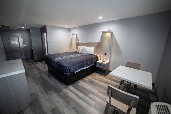 Room 4 of 73