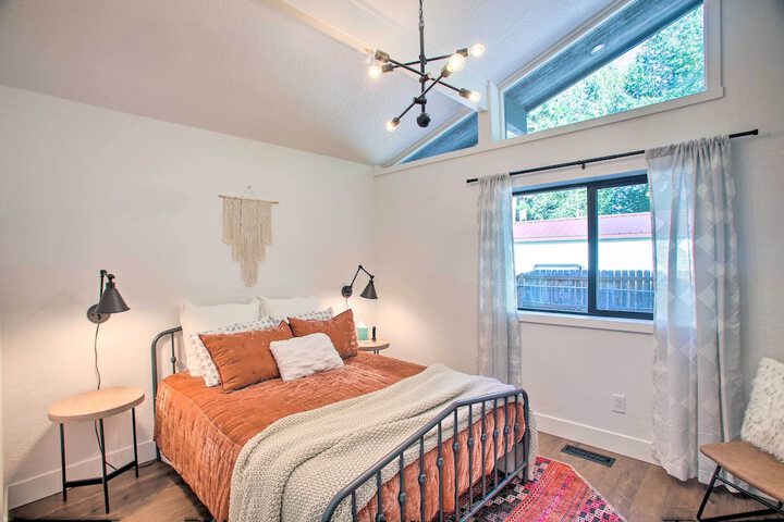 A Contemporary Dream: Lakefront Rathdrum Oasis!