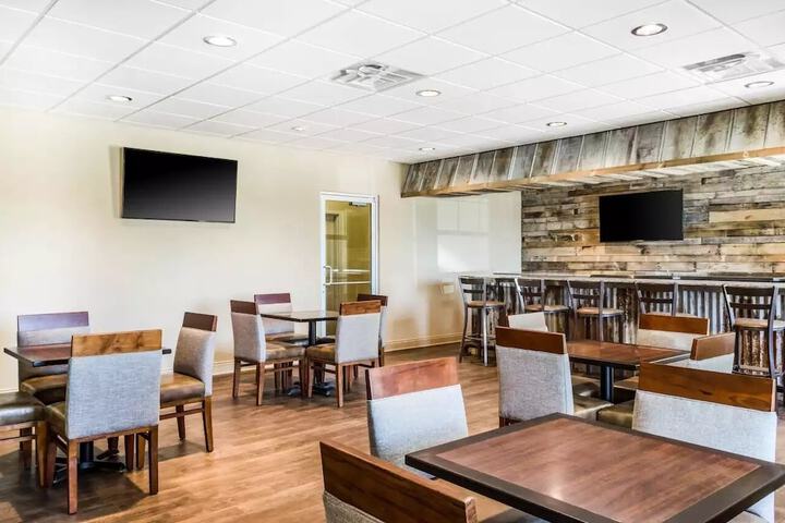 MainStay Suites Hackberry Sportsmans Lodge