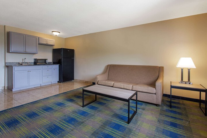 Super 8 by Wyndham Cromwell / Middletown