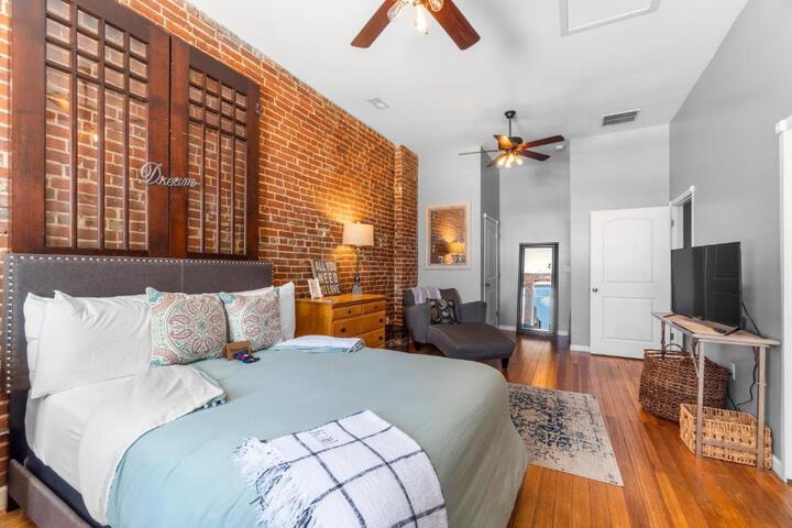 Downtown Loft Amazing Bath Tub & Shower #9