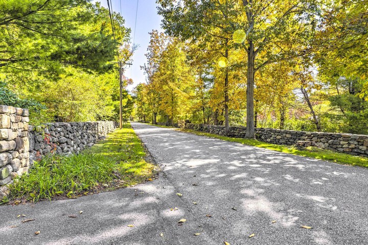 Modern Escape w / Fire Pit Near Lake Waramaug