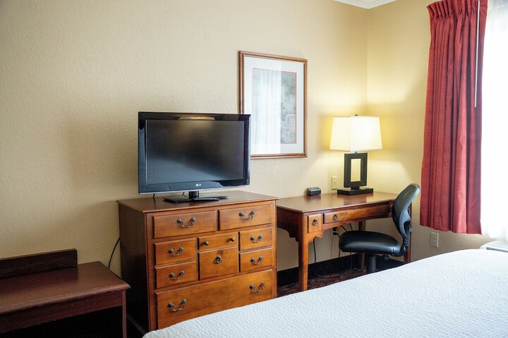 Coshocton Village Inn and Suites