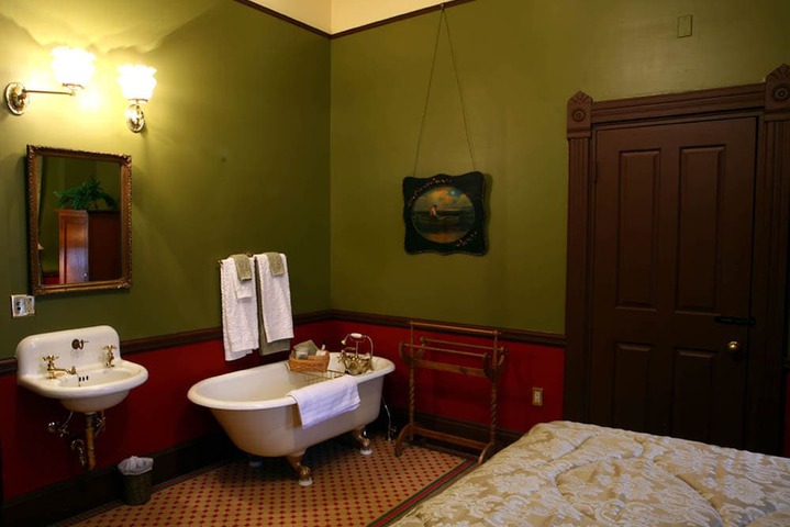 Martin & Mason Hotel