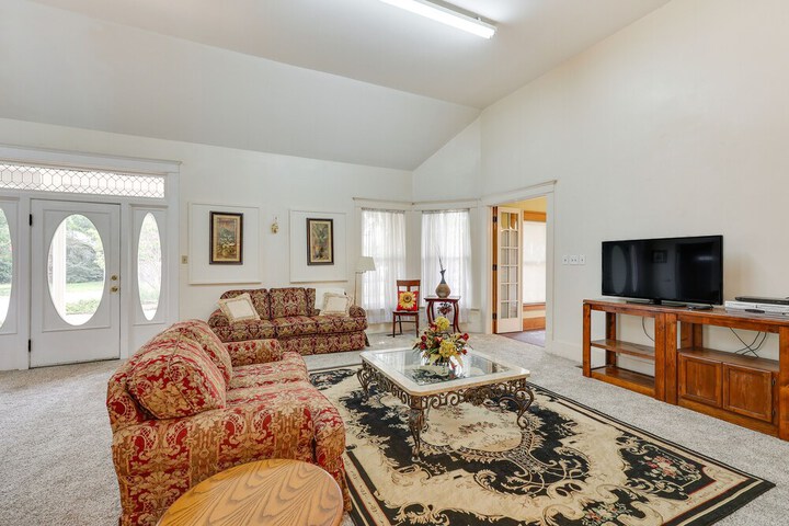 Paris Vacation Rental 15 Mi to Mount Magazine!