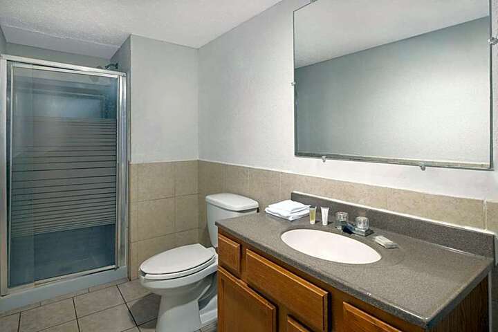 Super 8 by Wyndham Youngstown / Girard