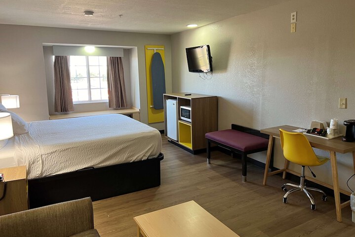 Days Inn & Suites by Wyndham Hutchinson