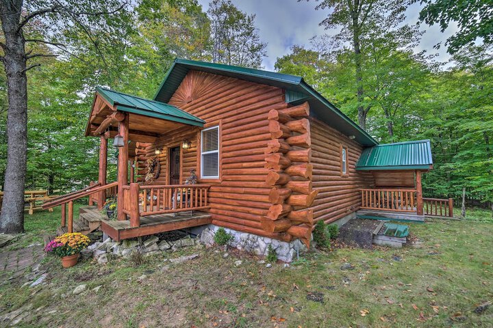 Updated Manistique Log Cabin Yard & Fire Pit