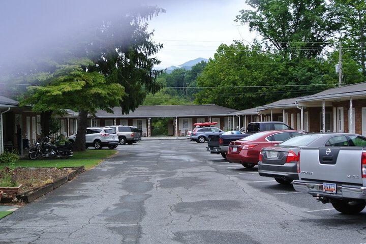 RoseWood Inn