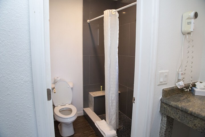 Room 33 of 85