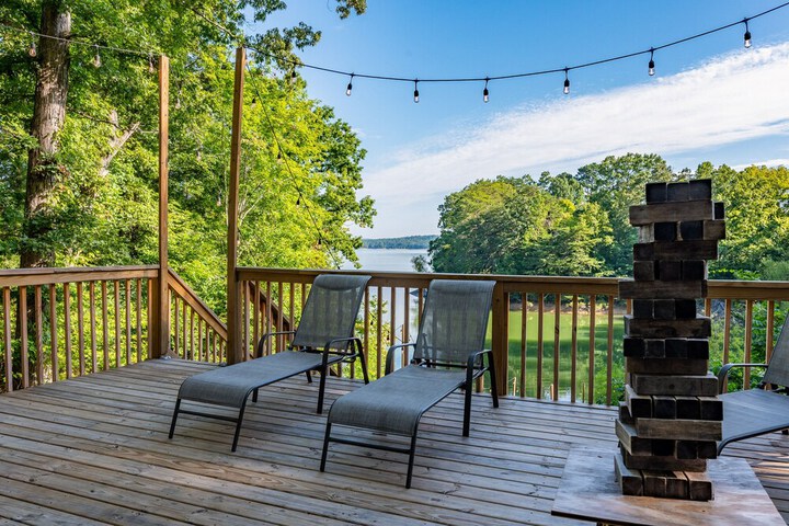 emerald Cove Chalet on Douglas Lake w / Hot Tub!