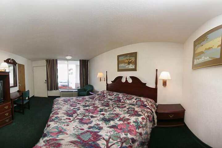 Room 8 of 9
