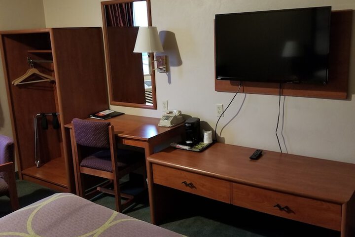 Super 8 by Wyndham Bellingham Airport / Ferndale