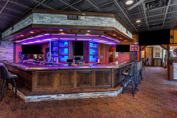 Lounge 27 of 30