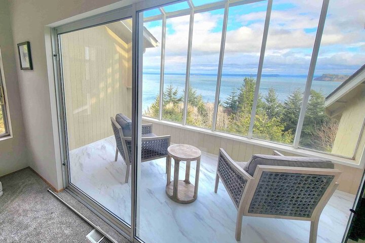 Unique Port Ludlow Home w / 3 Decks & Hot Tub!