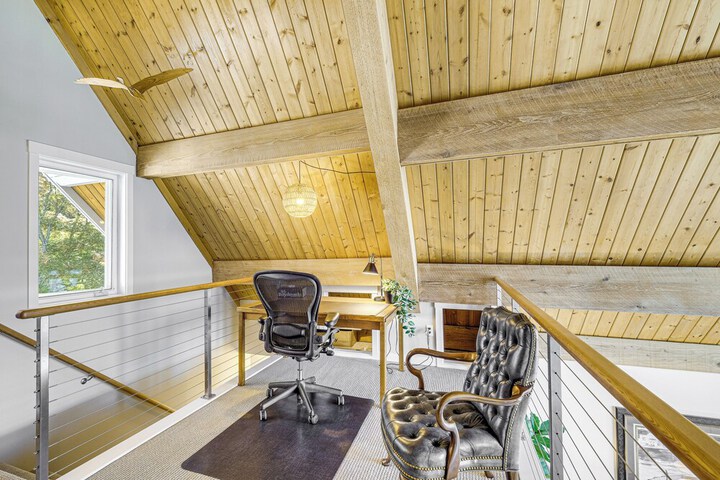 Bayfront Home w / Private Beach in Poulsbo!