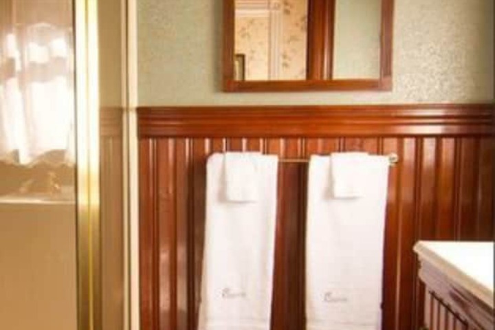Gingerbread Mansion Inn