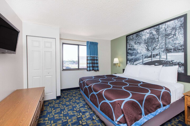 Room 12 of 16