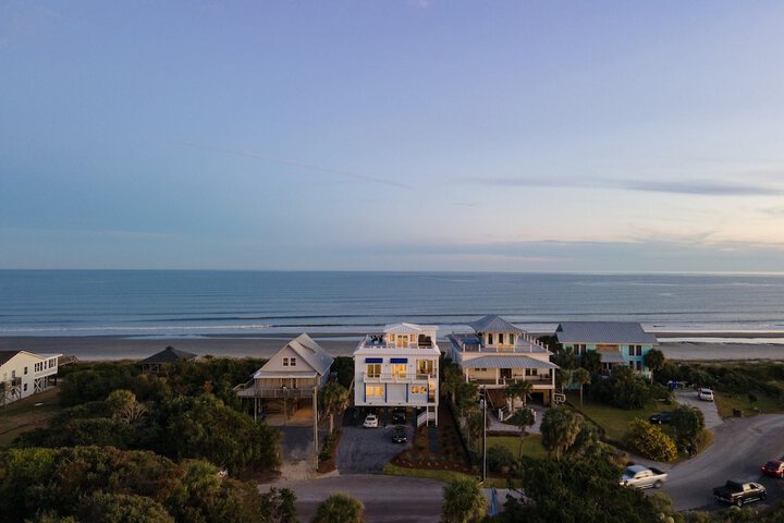 Oceans Eye by Avantstay Beach Front Home w / Roof Top Pool & Putting Green!