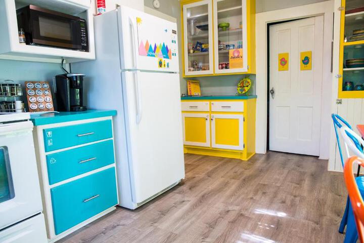 The Bluebird Cottage Style Cabin with Hot Tub near Turner Falls and Casinos