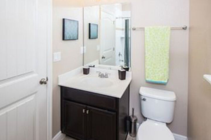 Oakview 4213 6 Br Villa by RedAwning