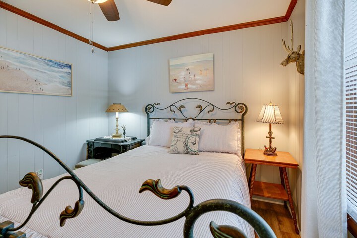 Oak Island Vacation Rental w / Decks Walk to Beach
