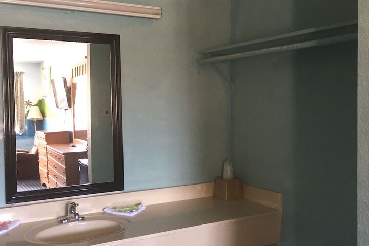 Room 18 of 28
