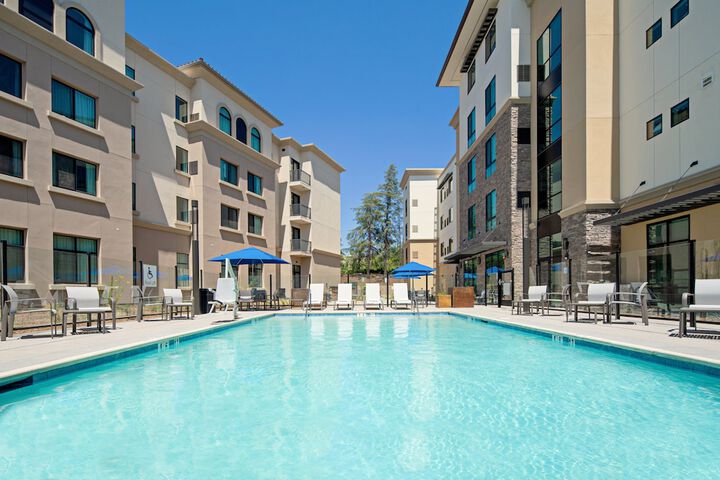 Holiday Inn Express & Suites Valencia - Santa Clarita by IHG