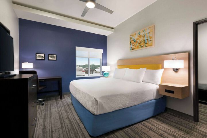 Days Inn & Suites by Wyndham Beaumont West / I-10 & Walden