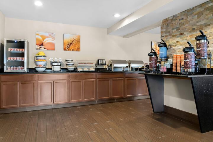 Comfort Inn & Suites Taylor - Detroit