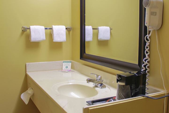 Relax Inn & Suites