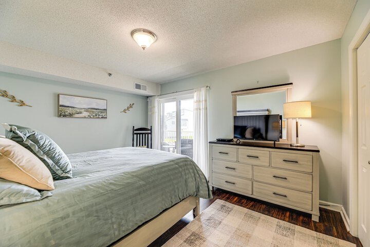 N Topsail Beach Oceanfront Condo w / Pool!