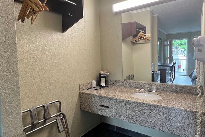 Room 15 of 33