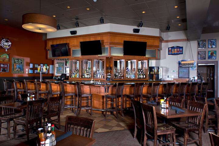 Lounge 205 of 215